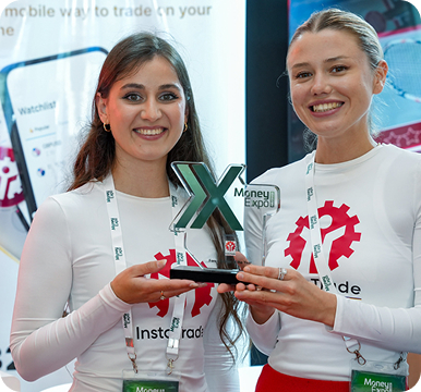 Wakil syarikat di pameran selepas menerima anugerah 